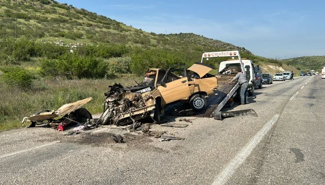 Balıkesir, Kepsut Kaza Haberi: Tır ile Otomobil Çarpıştı Bir Aile Öldü!